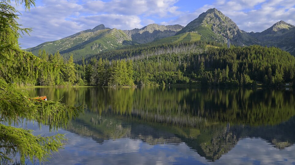 Landschaft in der Slowakei mit Bergen und Wald spiegelnd im See. | © Gerhard Huber
