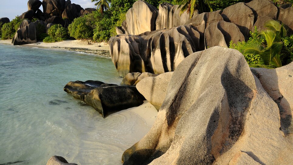 Bezaubernde Felsenlandschaft an einem ruhigen Strand auf den Seychellen. | © Gerhard Huber