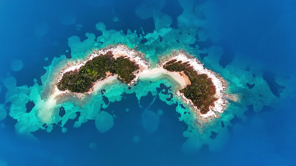 Zwei üppig bewachsene Inseln mit hellem Sand und klarem Wasser. | © Gerhard Huber