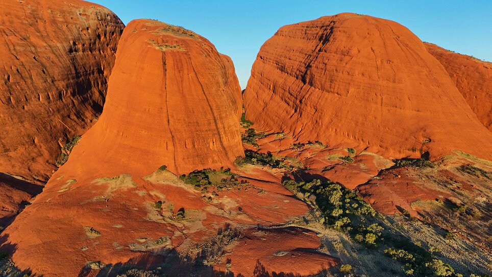 Beeindruckende rote Felsenlandschaft mit grünen Bäumen in Australien. | © Gerhard Huber