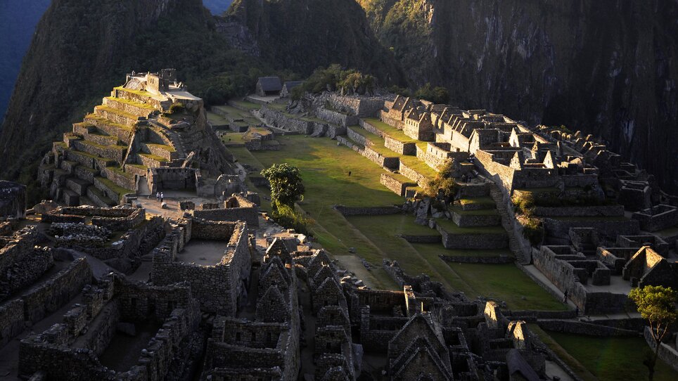 Eine beeindruckende Ansicht der Ruinen von Machu Picchu in den frühen Morgenstunden. | © Gerhard Huber