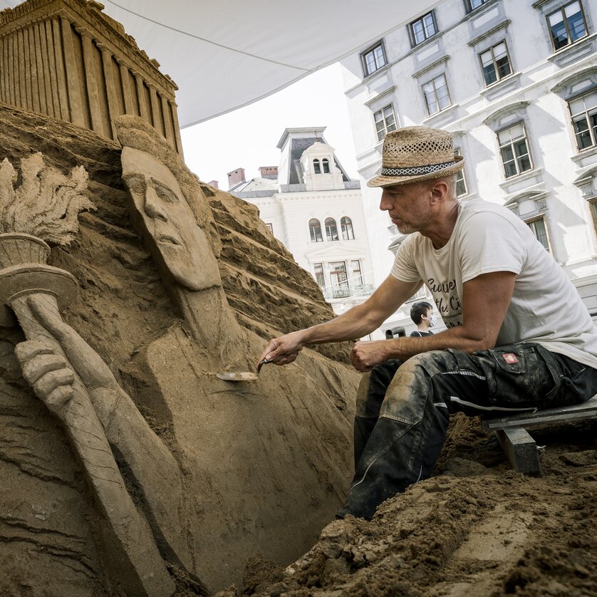 Sandskulpturen: „Summer in the City“ I Hauptplatz I Graz | © Ivents Kulturagentur - Ulrike Rauch Sandskulpturen: „Summer in the City“ I Hauptplatz I Graz | © Ivents Kulturagentur - Ulrike Rauch