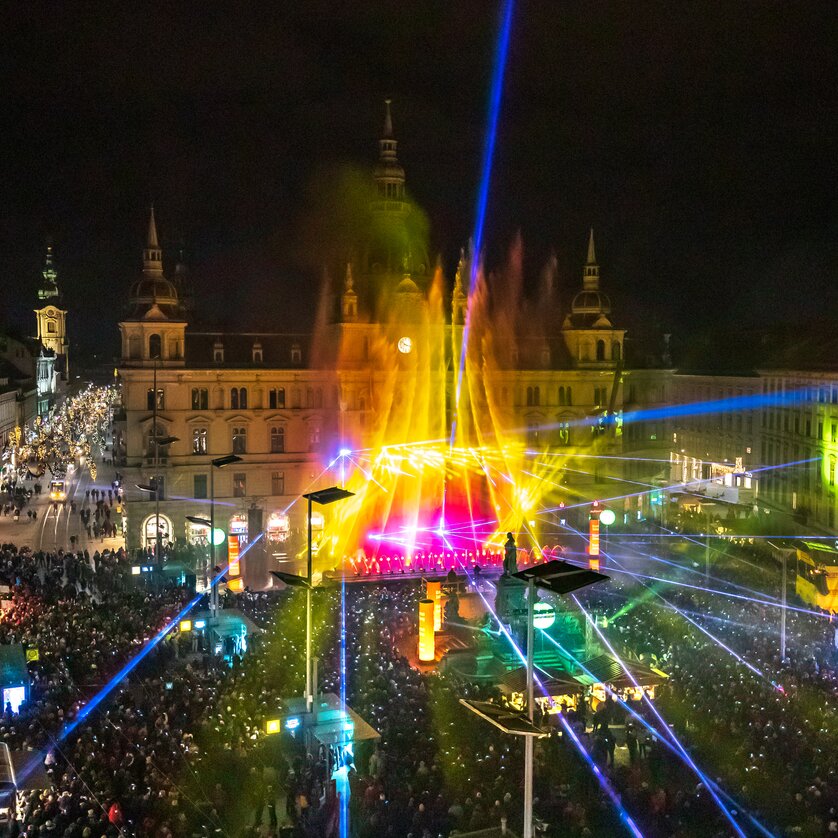 Colorful evening in Graz with lights, music, and a festive crowd. | © Ivents-Kulturagentur - Erwin Scheriau