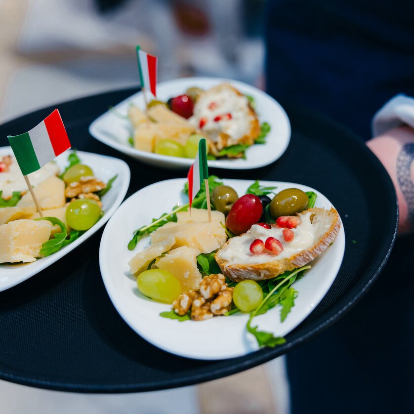 INTERSPAR Graz-CITYPARK lädt zur Genussreise durch „Bella Italia“ ein | © INTERSPAR INTERSPAR Graz-CITYPARK lädt zur Genussreise durch „Bella Italia“ ein - auf dem Bild sind italienische Spezialitäten wie Antipasti und Parmesan zu sehen. | © INTERSPAR