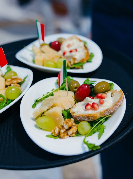 INTERSPAR Graz-CITYPARK lädt zur Genussreise durch „Bella Italia“ ein - auf dem Bild sind italienische Spezialitäten wie Antipasti und Parmesan zu sehen. | © INTERSPAR