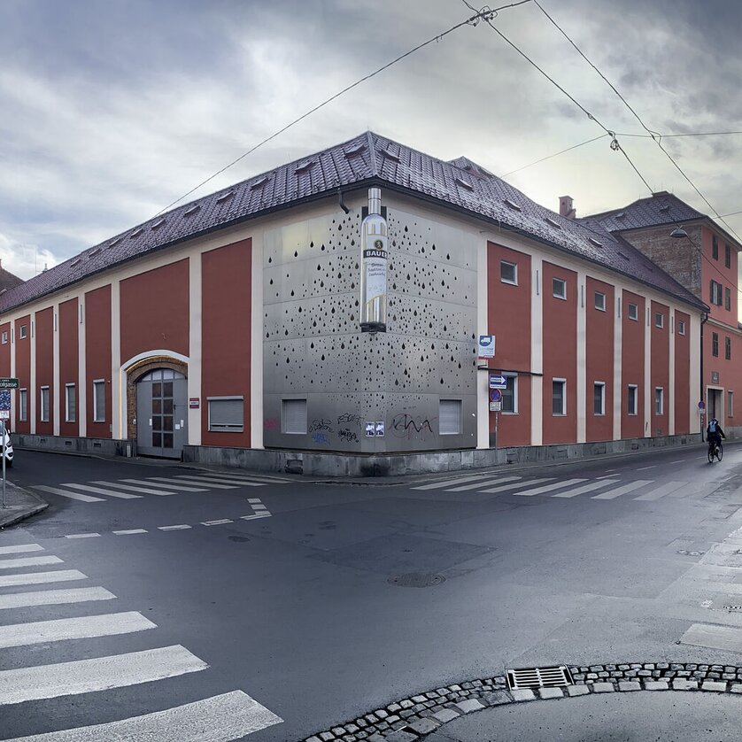 Fassade des BAU in der Prankergasse | © steirischer herbst - Martin Pelzmann Ein rotes Gebäude mit moderner Fassade in Graz an einer Straßenecke. | © steirischer herbst - Martin Pelzmann