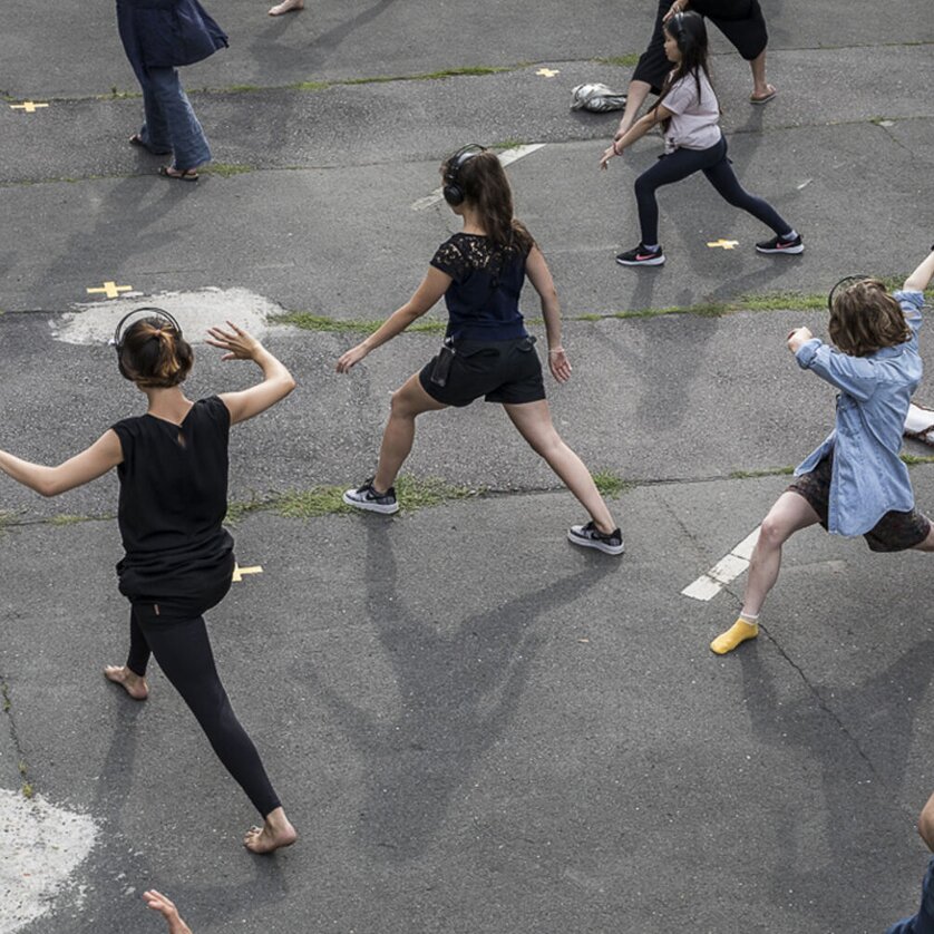 Menschen tanzen in Gruppen im Freien mit Kopfhörern. | © Dajana Lothert