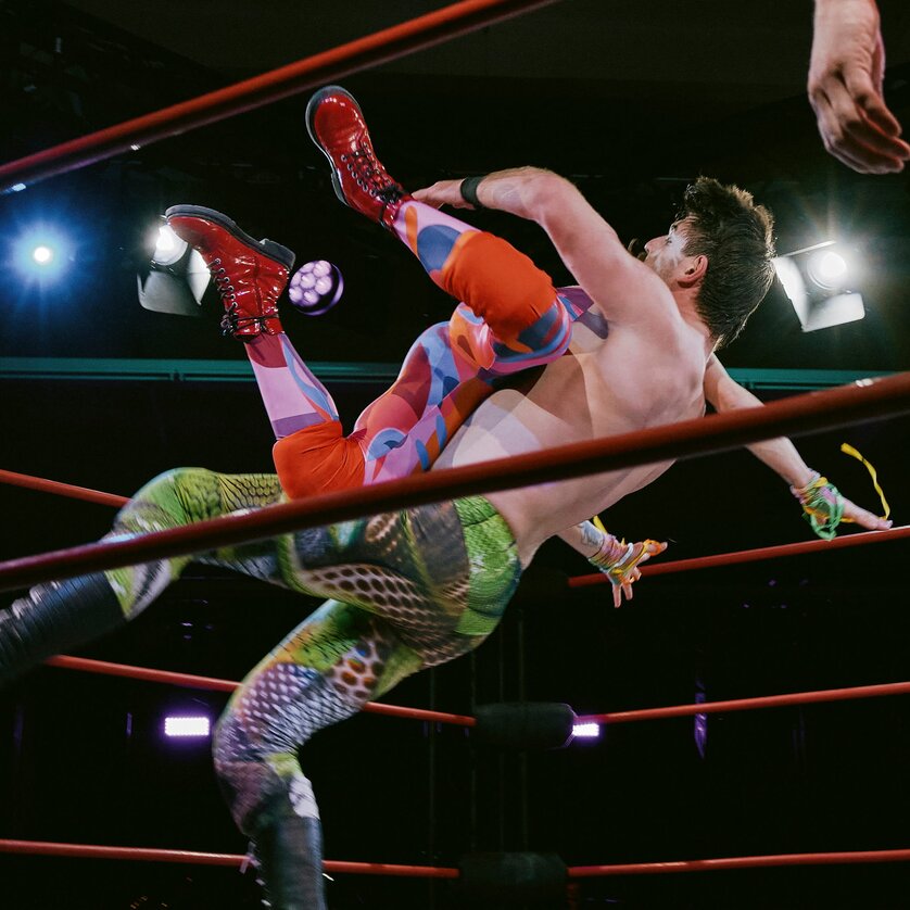 "Paradise Lost: This Fight Is Not a Sign (2026)" by Julian Warner - Ein Wrestler wird beeindruckend in die Luft geworfen. | © Bruno Tenschert