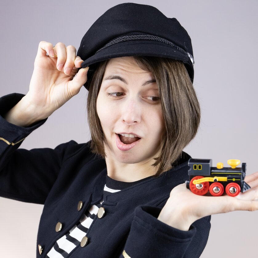 Kabarettistin Chrissi Buchmasser hält einen Spielzeugzug in der Hand | © Jules Stipsits