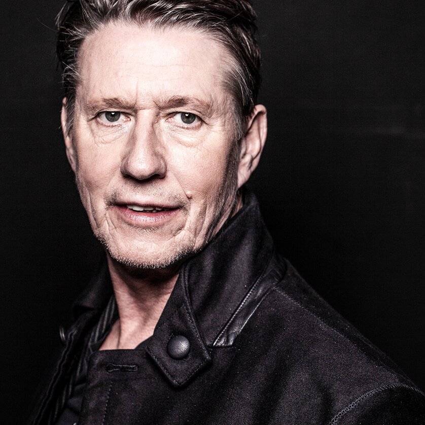 Nahaufnahme eines Mannes mit schwarzer Jacker, der in die Kamera schaut. | © Susie Knoll