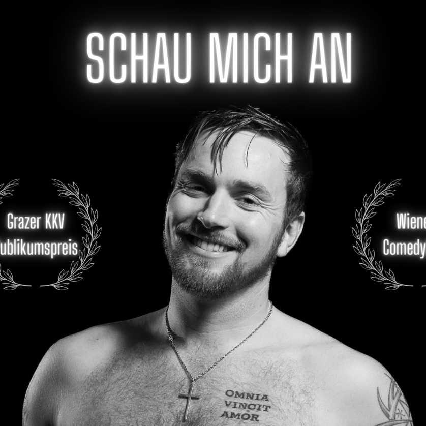 ein junger Mann mit nacktem Oberkörper hält ein Schild mit einem Spruch zu seinem Kabarettprogramm | © Markus Wetzlmayr