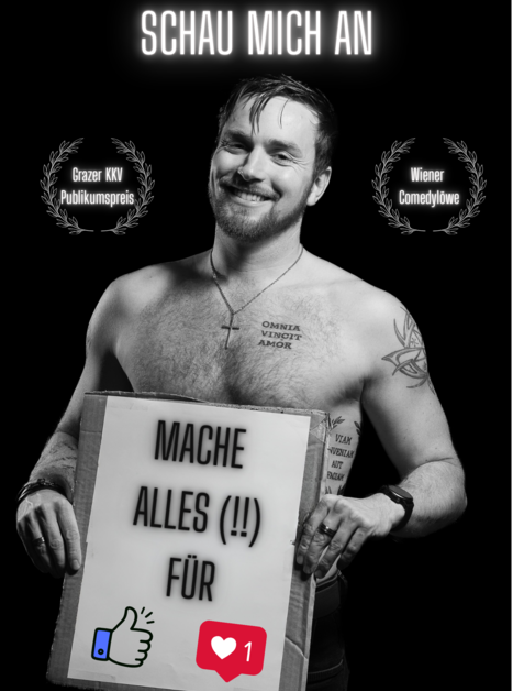 ein junger Mann mit nacktem Oberkörper hält ein Schild mit einem Spruch zu seinem Kabarettprogramm | © Markus Wetzlmayr
