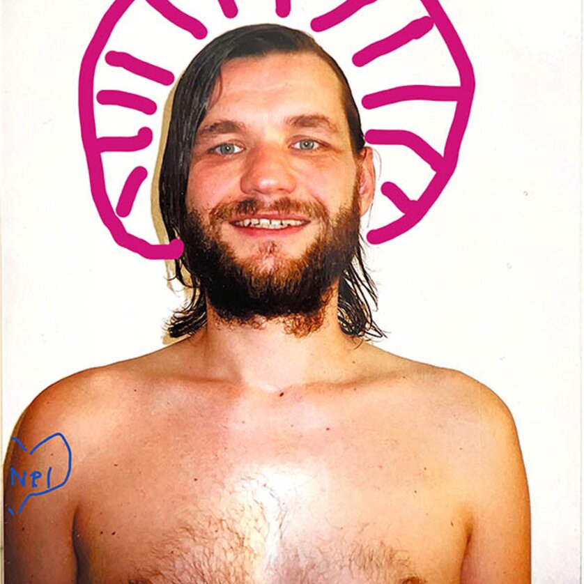 Kabarettist Martin Puntigam mit freiem Oberkörper und einem stilisierten gezeichneten Heiligenschein um den Kopf | © Martin Puntigam