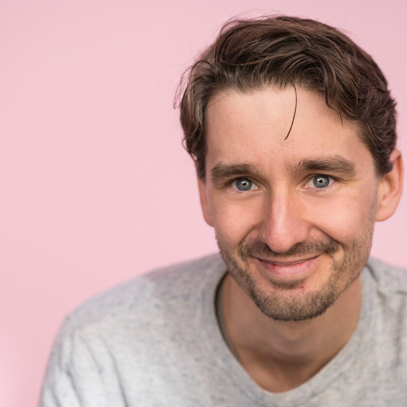 Clemens Maria Schreiner | © Clemens M. Schreiner - Stefan Weiss Kabarettist Clemens M. Schreiner trägt ein graues Langarmshirt und schaut in die Kamera | © Clemens M. Schreiner - Stefan Weiss