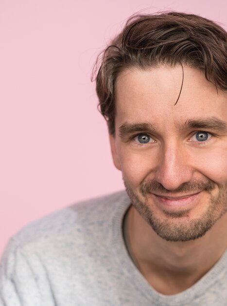 Kabarettist Clemens M. Schreiner trägt ein graues Langarmshirt und schaut in die Kamera | © Clemens M. Schreiner - Stefan Weiss