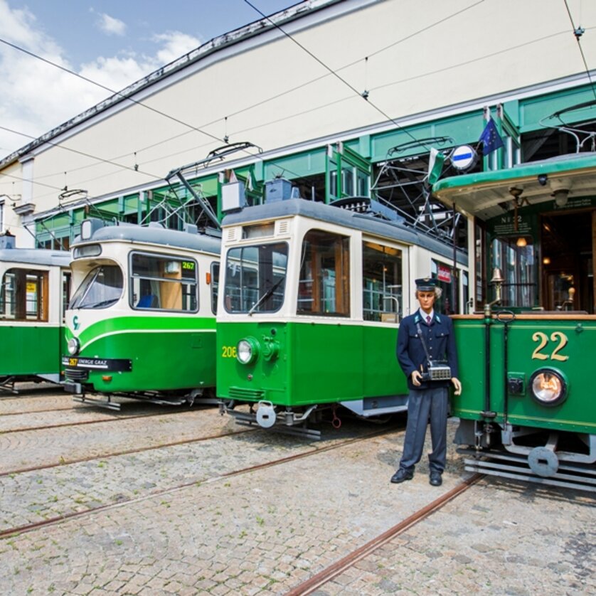Tramway Museum Graz | © Tramway Museum Graz Vier klassische Straßenbahnen und ein Schaffner in Graz. | © Tramway Museum Graz