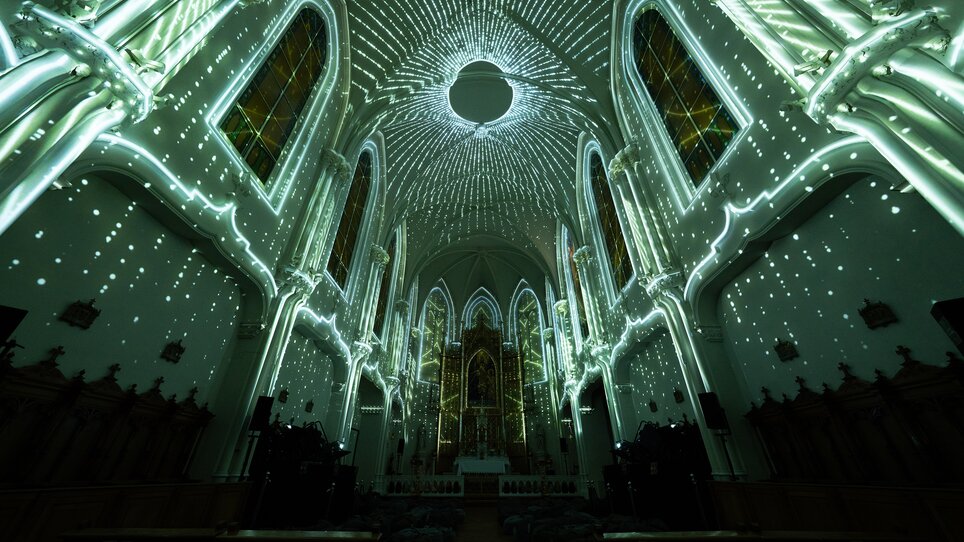 Eine beeindruckende Kirche mit faszinierenden Lichtmustern an Wänden und Decke. | © Projektil