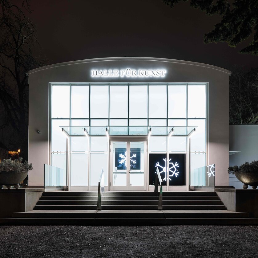 Modern art hall with illuminated entrance. | © kunst-dokumentation.com