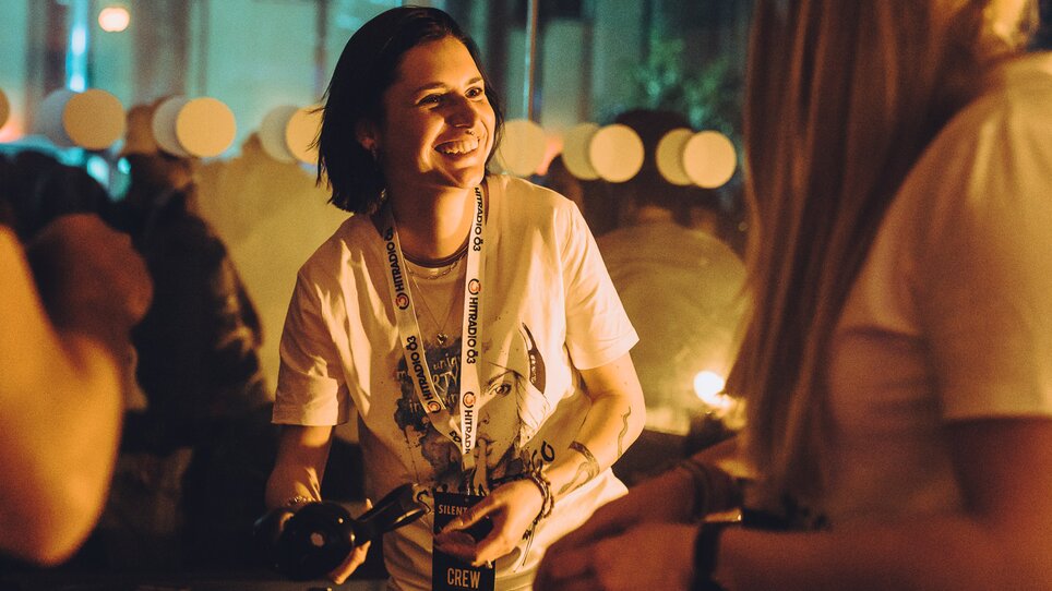Eine DJane lächelt und interagiert bei einem Event. | © Silent Disco Austria