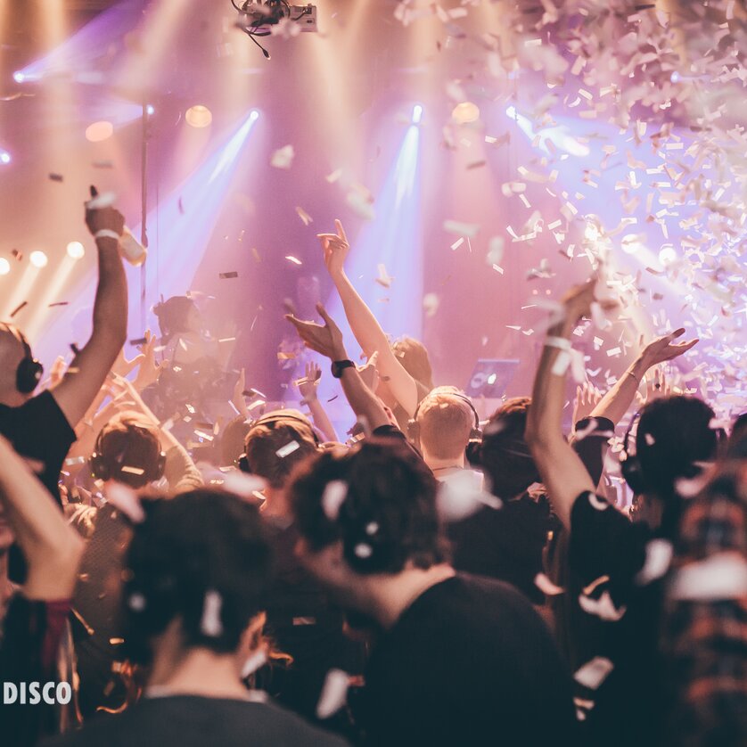 Teilnehmer einer Silent Disco feiern mit Kopfhörern und Konfetti. | © Silent Disco Austria