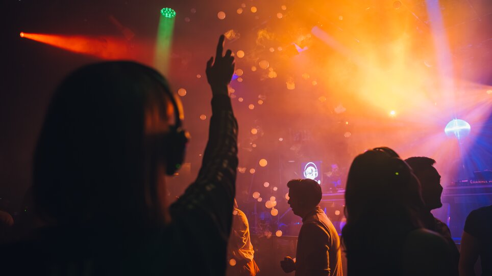 Tanzende Menschen umgeben von bunten Lichtern und Nebel. | © Silent Disco Austria