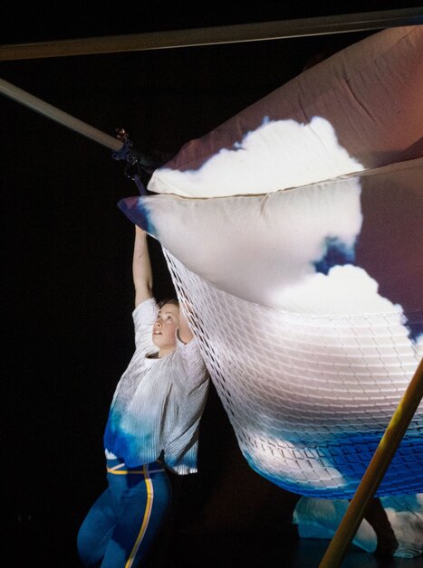 Eine Tänzerin interagiert mit einem großen, wolkenartigen Objekt auf der Bühne. | © Kurt van der Elst