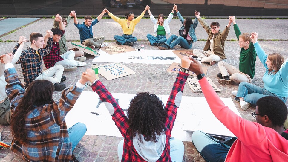 Gruppe von Jugendlichen hält sich Hände und demonstriert für den Umweltschutz. | © Vittorio Gravino
