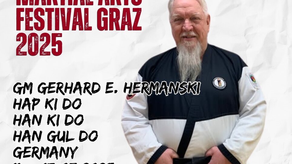 Gerhard E. Hermanski blickt entspannt in die Kamera. Seine Hände sind in den schwarzen Gürtel seines Kampsport-Anzugs eingehängt | © Körper Kampf Kunst Center Zmugg