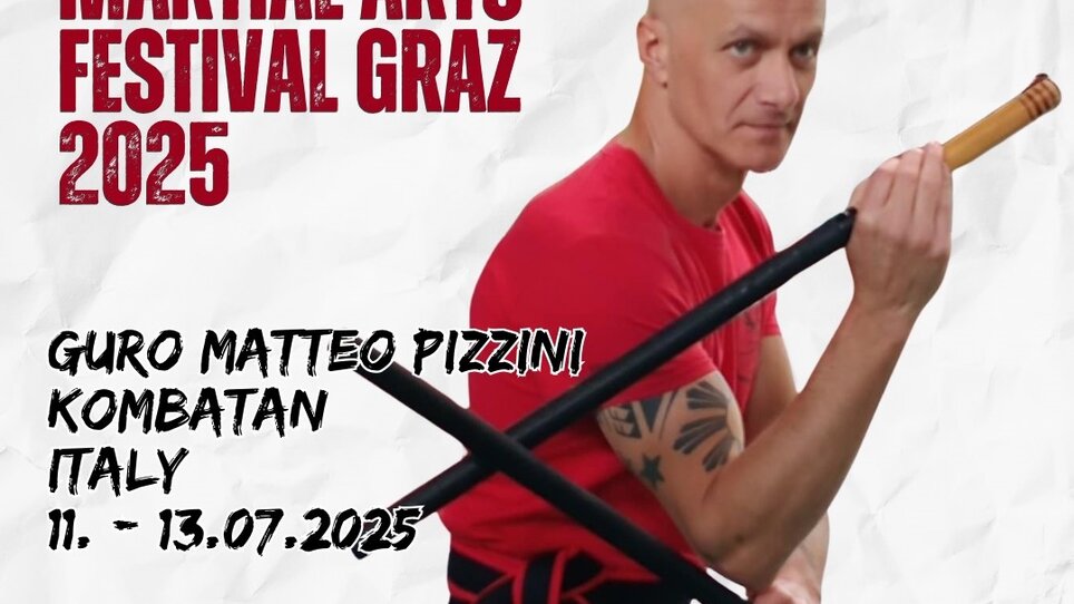 Guro Matteo Pizzini posiert in einem rot-schwarzen Kampfport-Outfit mit zwei Stöcken | © Körper Kampf Kunst Center Zmugg