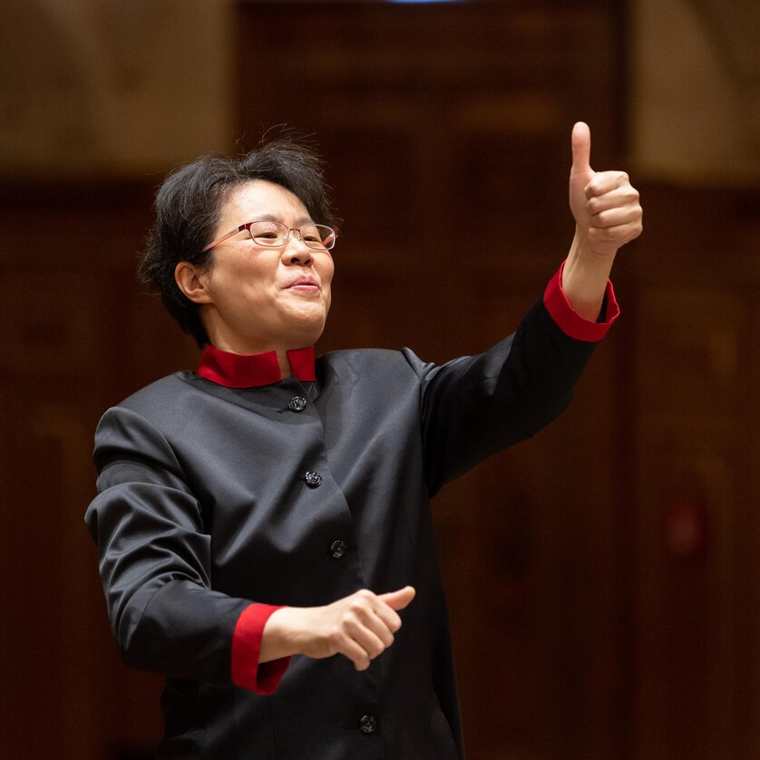Dirigentin Mei Ann Chen zeigt ihren Daumen hoch und lächelt. | © Nikola Milatovic