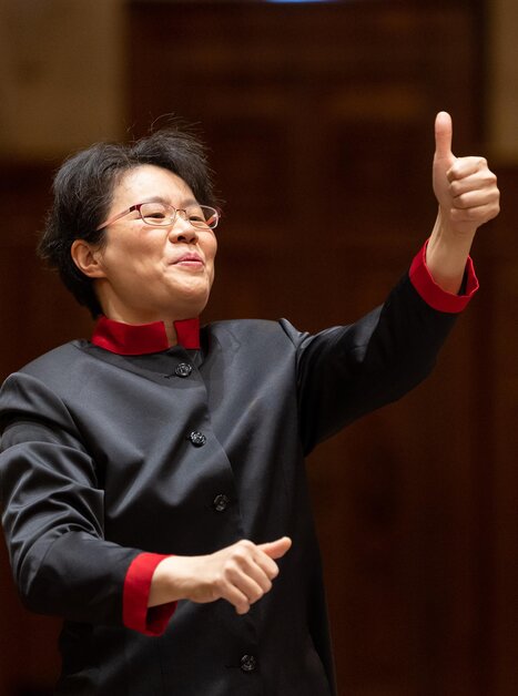 Conductor Mei Ann Chen gives a thumbs-up and smiles. | © Nikola Milatovic