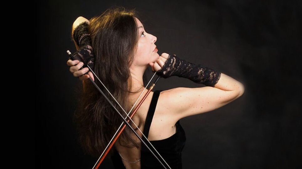 Die Geigerin Lina Tur Bonet posiert mit ihrem Instrument vor schwarzem Hintergrund. | © Juarez
