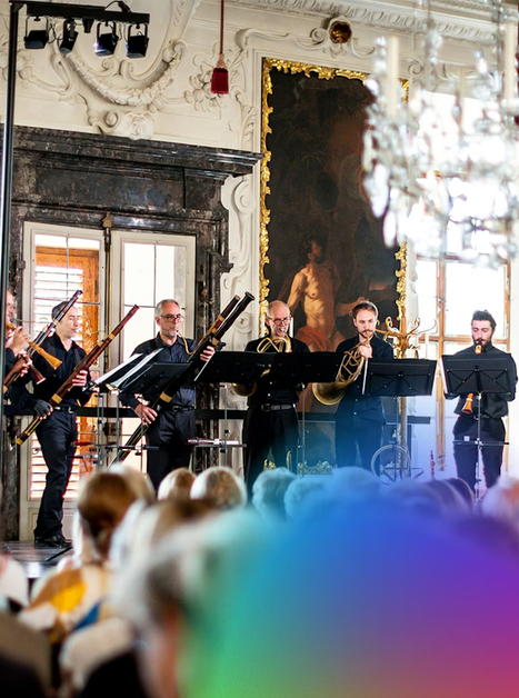 Ensemble spielt im festlichen Rahmen mit Gemälden im Hintergrund. | © Tom Lamm