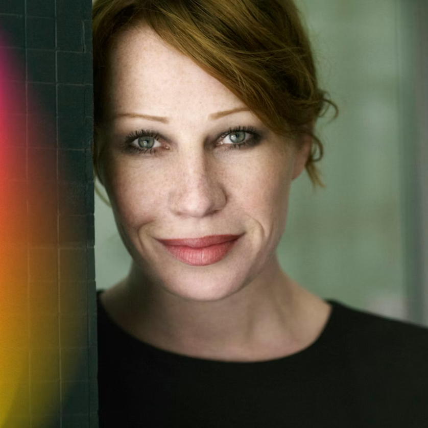 Portrait von Birgit Minichmayr, die an einer Wand lehnt. | © Christian Schoppe