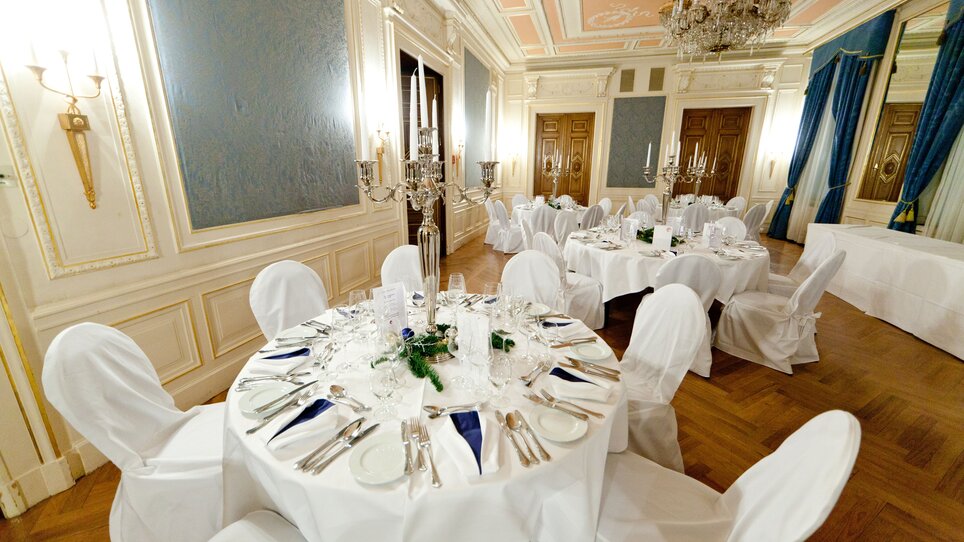 Elegant tables and decor in a conference room. | © MCG - Martin Wiesner