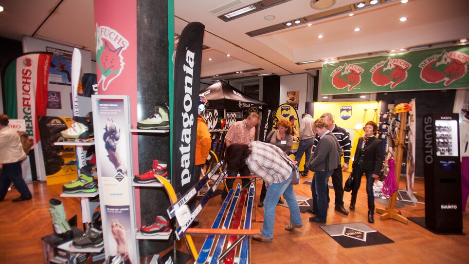 Participants exploring exhibitor booths at an outdoor sports fair. | © MCG - Martin Wiesner
