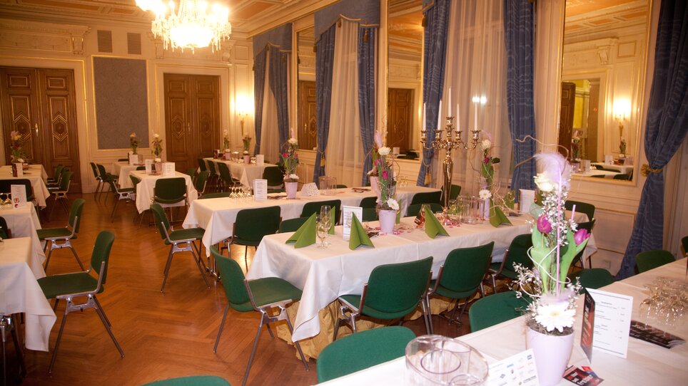 The room is elegantly set up with table decorations for a meeting. | © MCG - Martin Wiesner