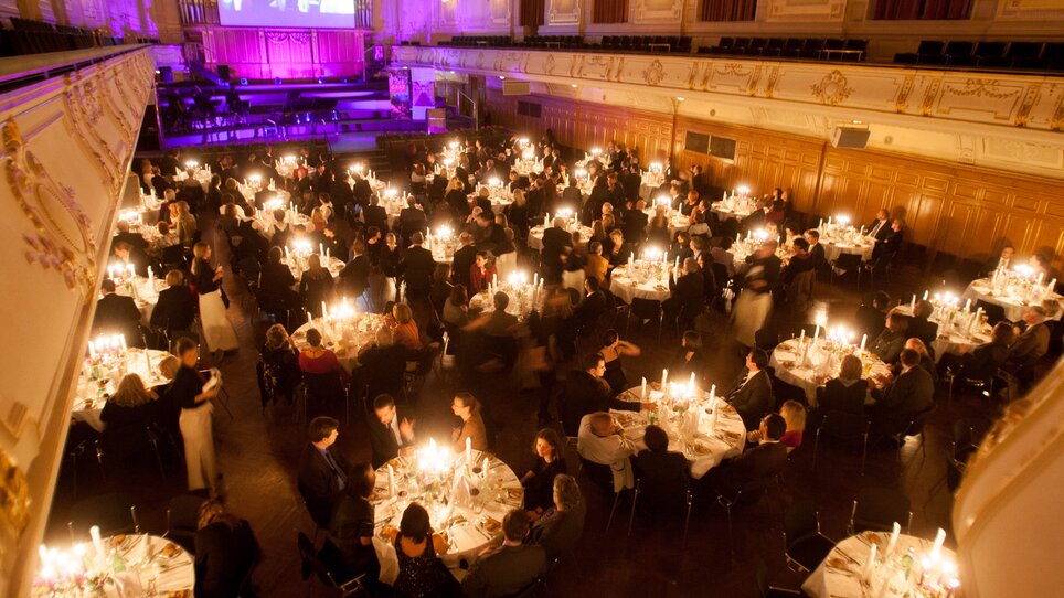 Crowd of guests at a festive dinner in an elegant hall. | © MCG - Martin Wiesner