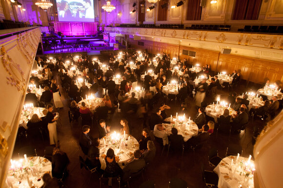 Crowd of guests at a festive dinner in an elegant hall. | © MCG - Martin Wiesner
