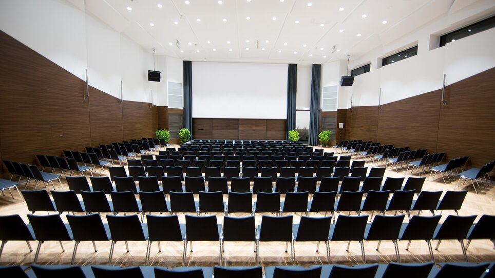 View of a modern conference room with many seats in classroom style. | © MCG - Martin Wiesner