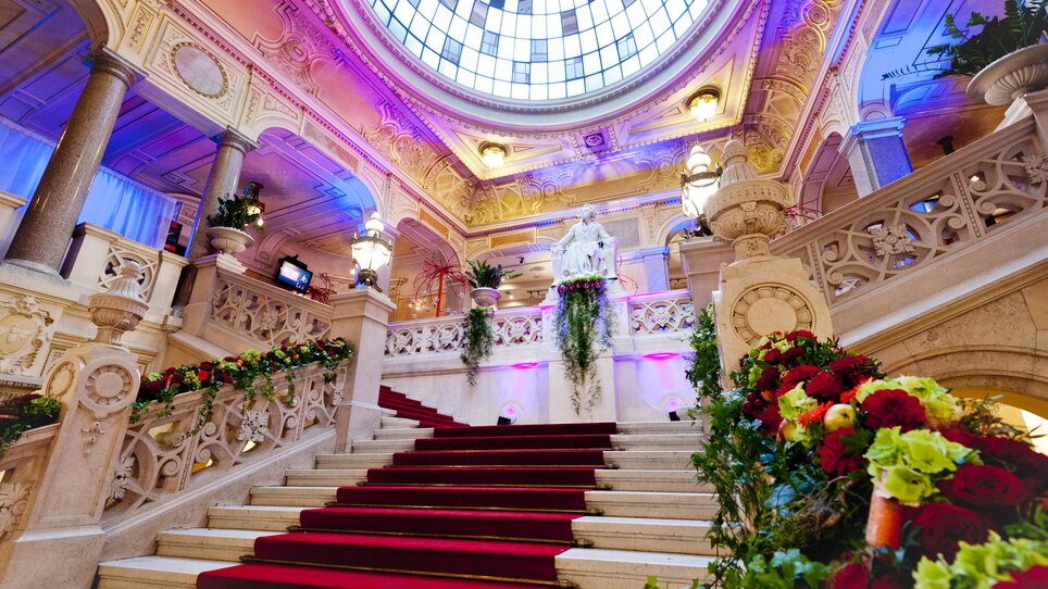 Magnificent staircase with flowers and glass roof in Graz. | © MCG - Werner Krug