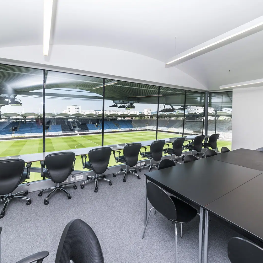 Blick auf ein modernes Konferenzzimmer in der MERKUR Arena Graz.