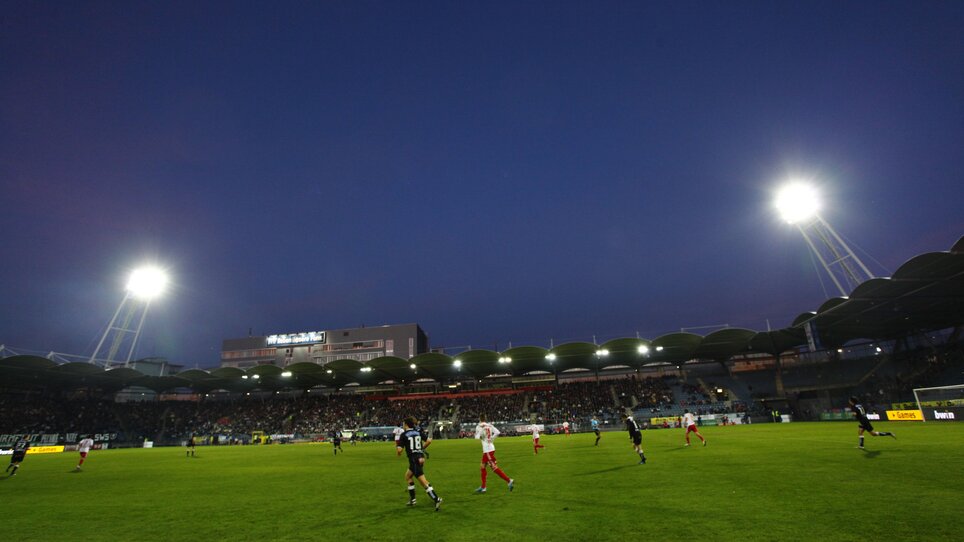 Match scene with players and spectators at MERKUR Arena Graz at dusk. | © MCG - Alex Stangl