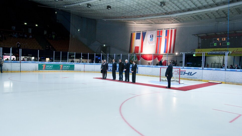 Eishockeyfeld mit Flaggen und Ehrengästen bei einer Veranstaltung. | © MCG - Martin Wiesner