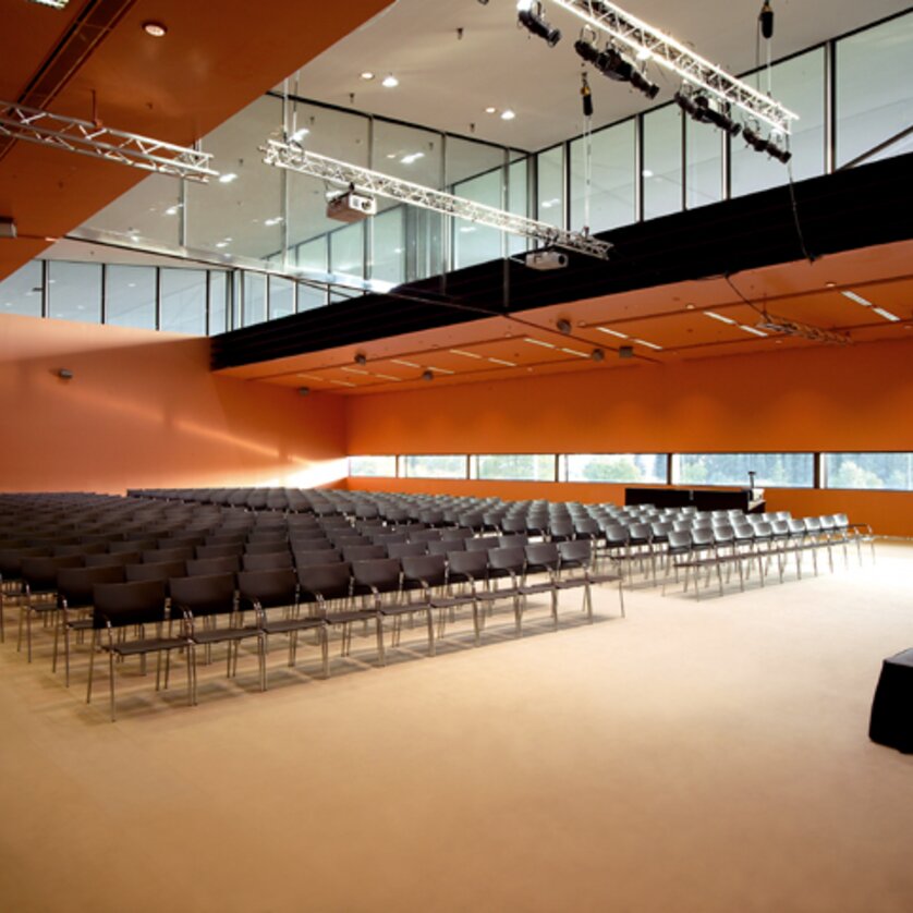 View of an empty modern venue for conferences in classroom-style. | © MCG