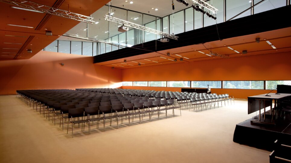 View of an empty modern venue for conferences in classroom-style. | © MCG