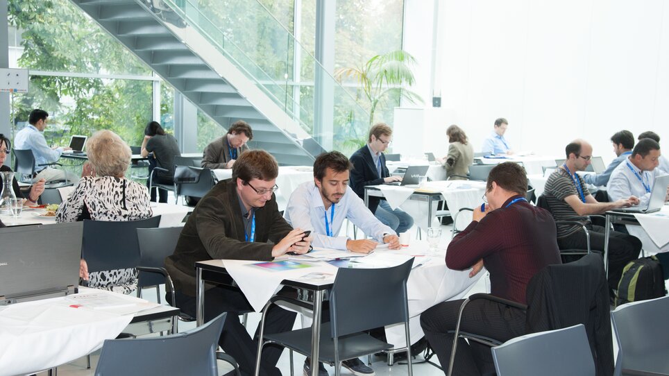 Participants working on laptops at a conference. | © MCG - Martin Wiesner