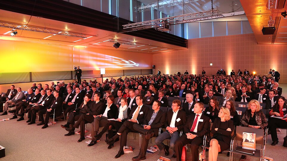 Participants of a business event emphasizing networking and modern architecture. | © MCG - Martin Wieser