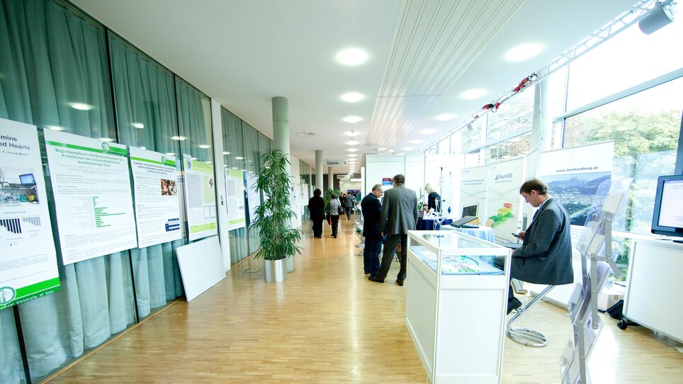Participants at a conference networking and interacting. | © MCG