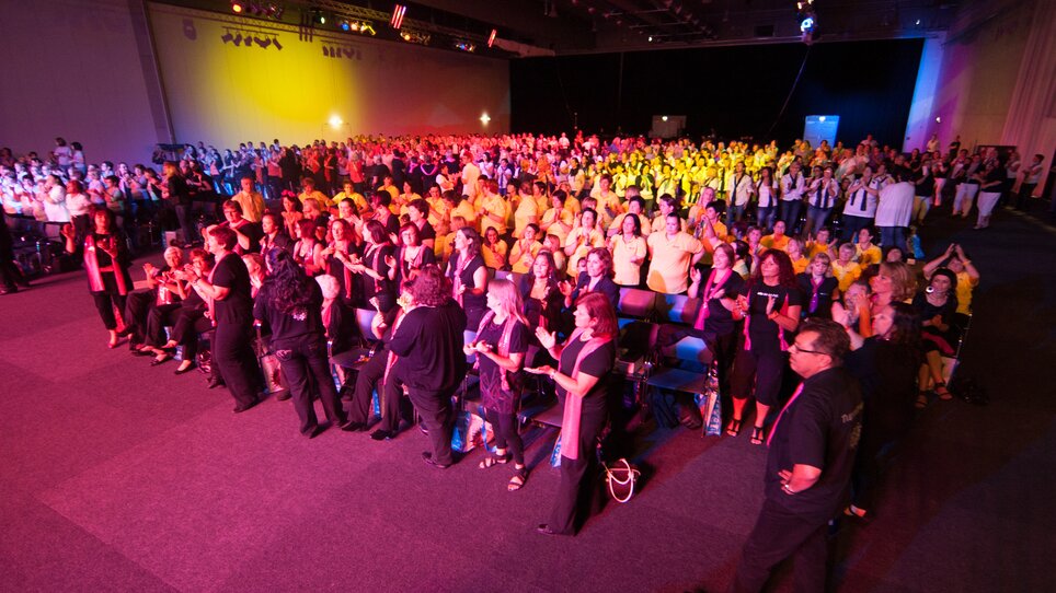 Attendees at a business event, diverse clothing colors, engaged atmosphere. | © MCG - Martin Wiesner